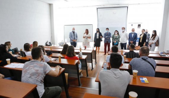 Ministrja Dumoshi viziton trajnimet në Prishtinë e Suharekë për aftësimin e të rinjve për tregun e punës   