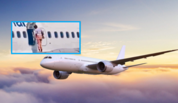 Moment tronditës: Një pasagjer shëtitet në krah të aeroplanit