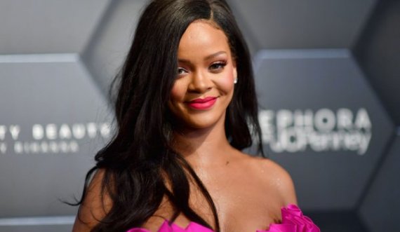 Rihanna shfaqet me syrin e nxirë dhe fytyrë të mavijosur