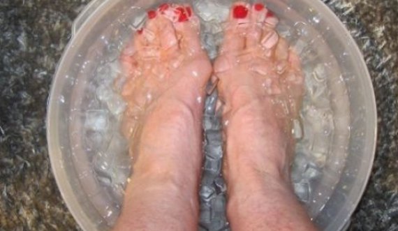 Profesori rus: Mbajini këmbët në ujë të akullt, imuniteti juaj mund të përmirësohet në vetëm 15 sekonda