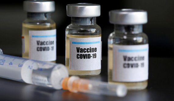 Mësuesit rusë nisin peticion kundër marrjes së detyrueshme të vaksinës për Covid-19