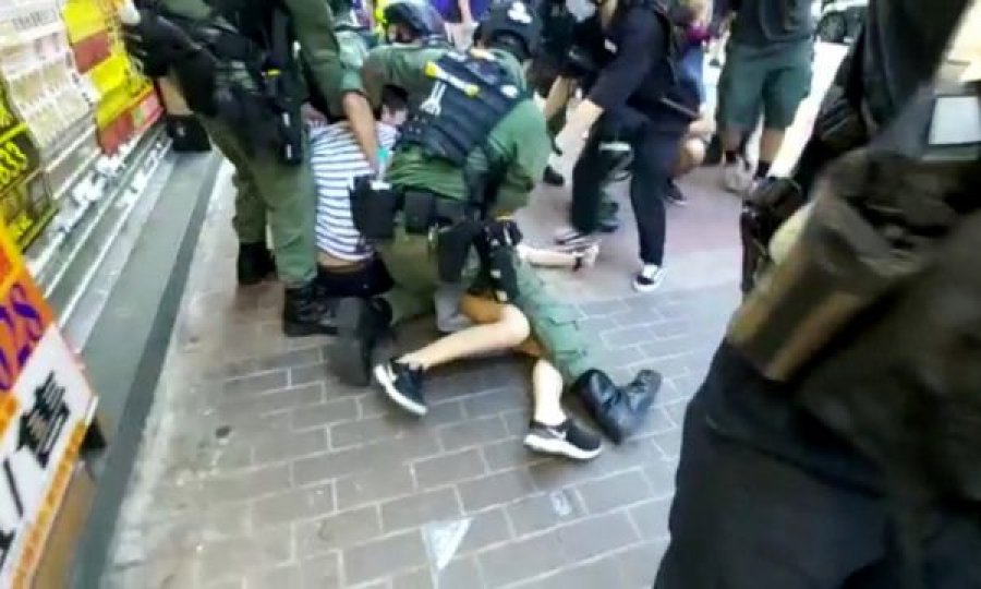 Policia e Hong Kongut rrëzon përtokë një 12-vjeçare që mori pjesë në protestë
