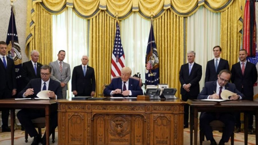 Trump: Liderët e Kosovës dhe Serbisë u përqafuan në Zyrën Ovale