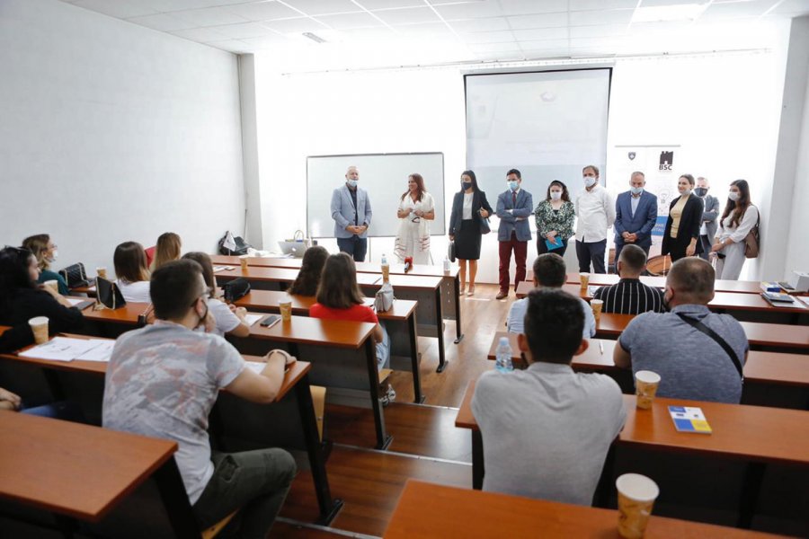 Ministrja Dumoshi viziton trajnimet në Prishtinë e Suharekë për aftësimin e të rinjve për tregun e punës   
