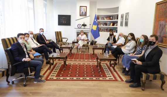 Ministrja Dumoshi priti në takim anëtarët e grupit punues për shndërrim në muze të ish-burgut të Prishtinës