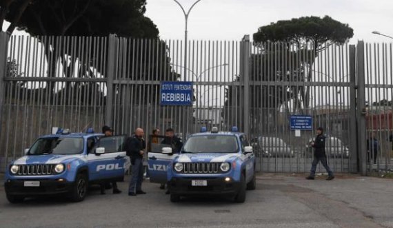 Shefi mafioz sicilian kafshon dhe gëlltit gishtin e rojës së burgut