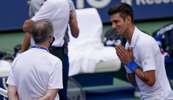 Ndëshkim i dyfishtë për Djokovicin, pasi e goditi me top gjyqtaren 