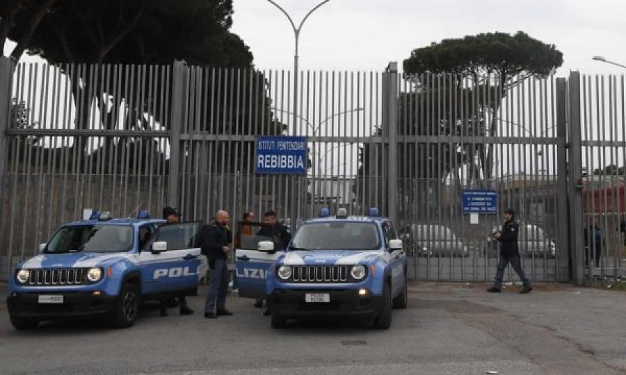 Shefi mafioz sicilian kafshon dhe gëlltit gishtin e rojës së burgut