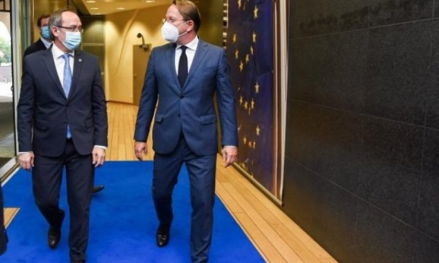 Varhelyi në takim me Hotin: BE’ja e gatshme të punojë në pajtimin e shteteve pasi u bë marrëveshja në SHBA