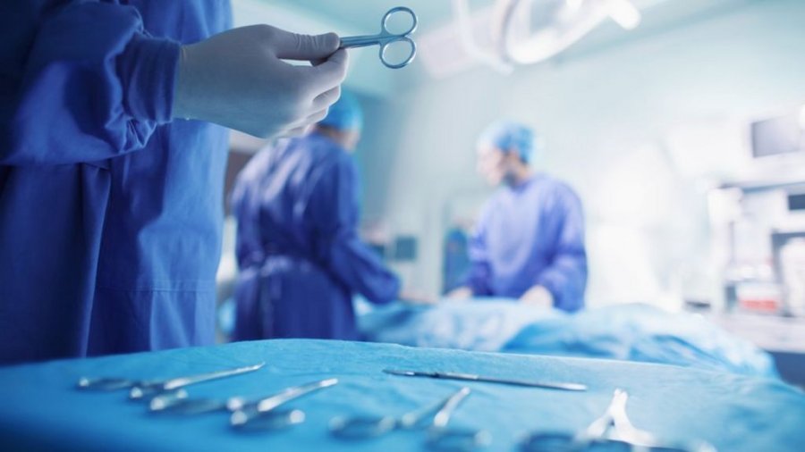 Ajo i hante rregullisht, mjekët ia nxorën 7 kilogramë flokë nga barku