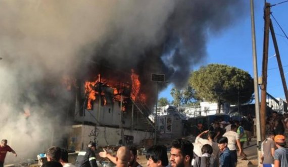 Digjet një kamp në Greqi, mbesin pa strehë rreth 13 mijë njerëz