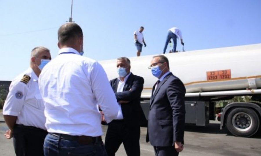 Inspektorët në aksion, kontrollojnë cilësinë e naftës në cisterna