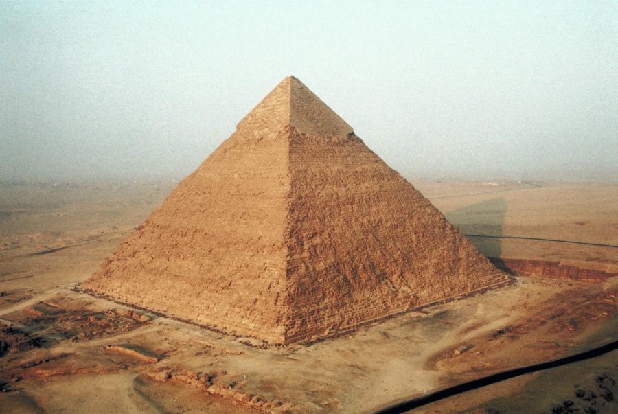 Ja çka kishte mbi piramidën e madhe