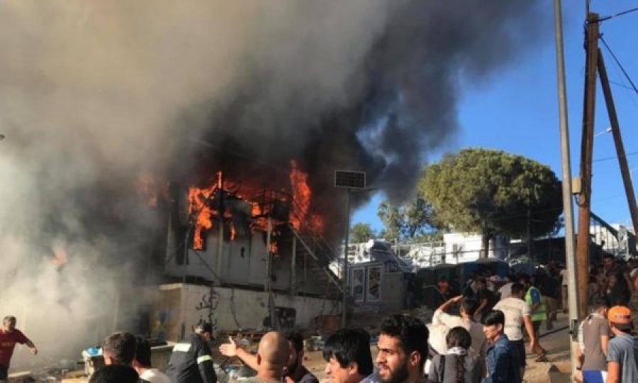Digjet një kamp në Greqi, mbesin pa strehë rreth 13 mijë njerëz