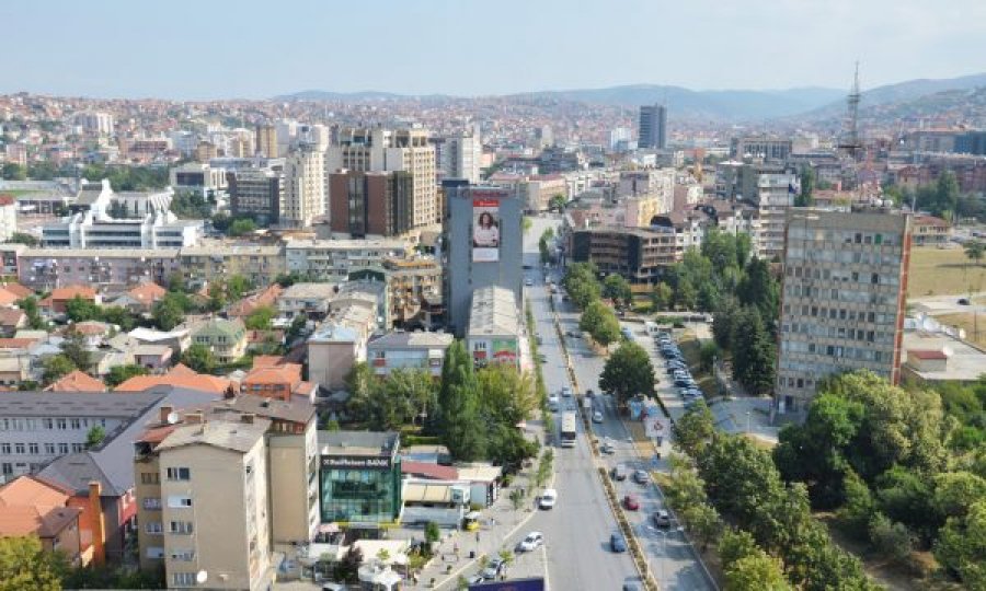 Mbyllen tri rrugë në lagjen Pejton të Prishtinës