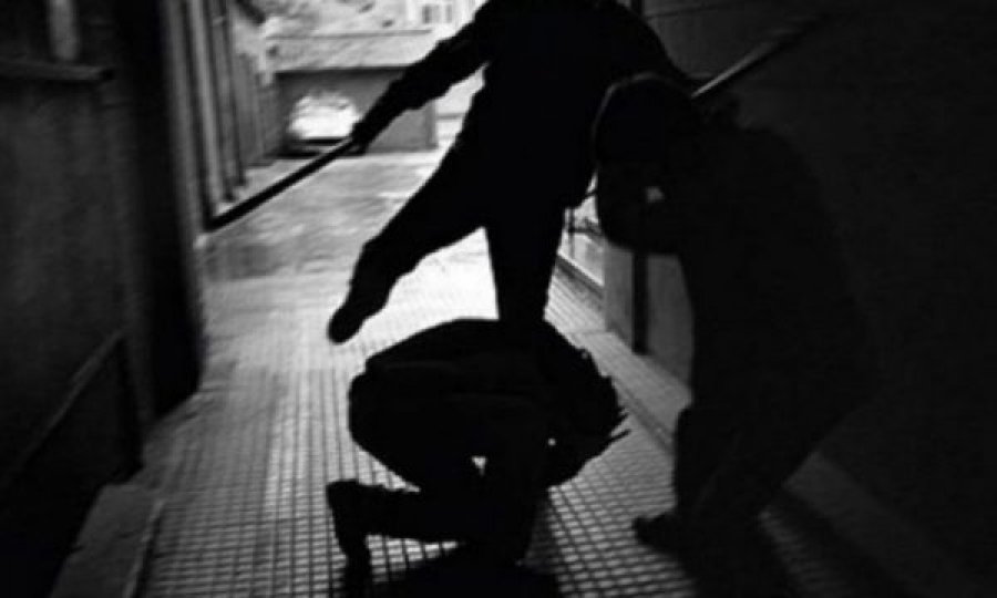 Podujevë: Dy persona e rrahin keq një të mitur, arrestohen nga Policia