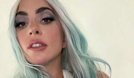 “Qava në divan për ditë të tëra”! Lady Gaga rrëfen si i ndryshoi jeta pas përdhunimit