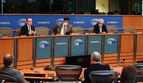 Mysafir special i eurodeputetëve, Hoti tregon bisedën për vizat në Bruksel
