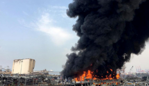 Zjarr i madh shpërthen në zonën e portit të Bejrutit, një muaj pas shpërthimit masiv