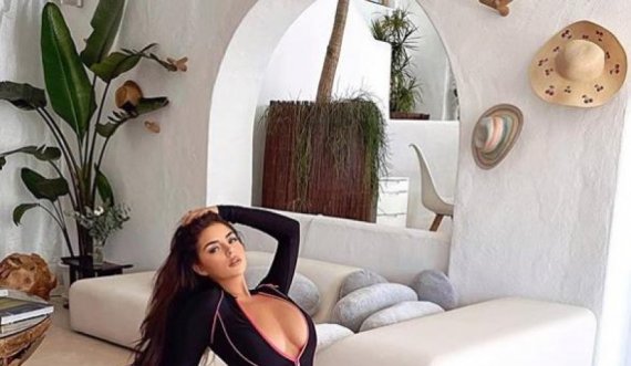 Demi Rose nuk ndalet, provokon rëndë me këmbë të hapura