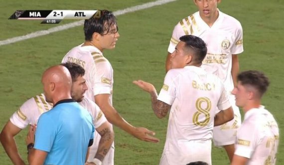 Futbollistët ‘kapen’ kush ta gjuajë penalltinë dhe çfarë ndodh më pas është drejtësi