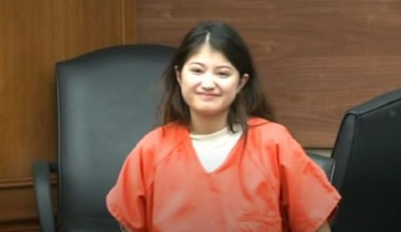 Goditi nënën 151 herë me thikë, videoja e 25-vjeçares në gjykatë pushton rrjetet sociale
