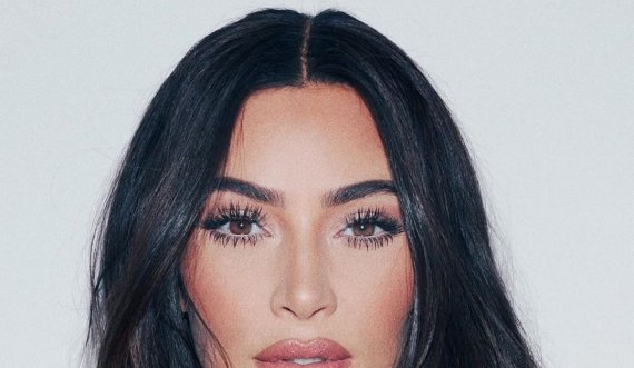 Kim Kardashian tregon njëherë e mirë pse duket sikur ka 6 gishta në njërën këmbë dhe nuk është punë photoshop-i