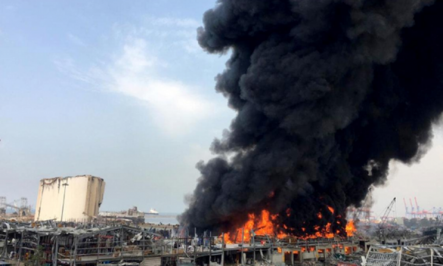 Zjarr i madh shpërthen në zonën e portit të Bejrutit, një muaj pas shpërthimit masiv