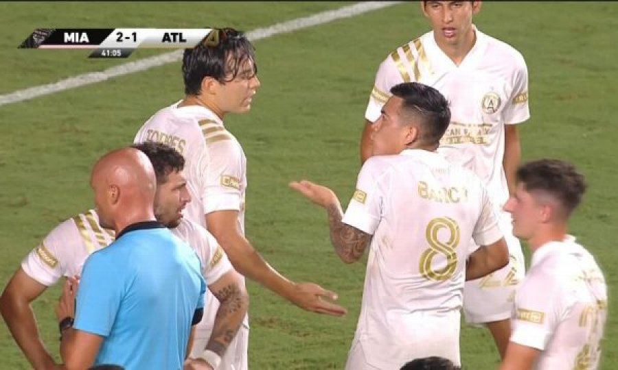 Futbollistët ‘kapen’ kush ta gjuajë penalltinë dhe çfarë ndodh më pas është drejtësi