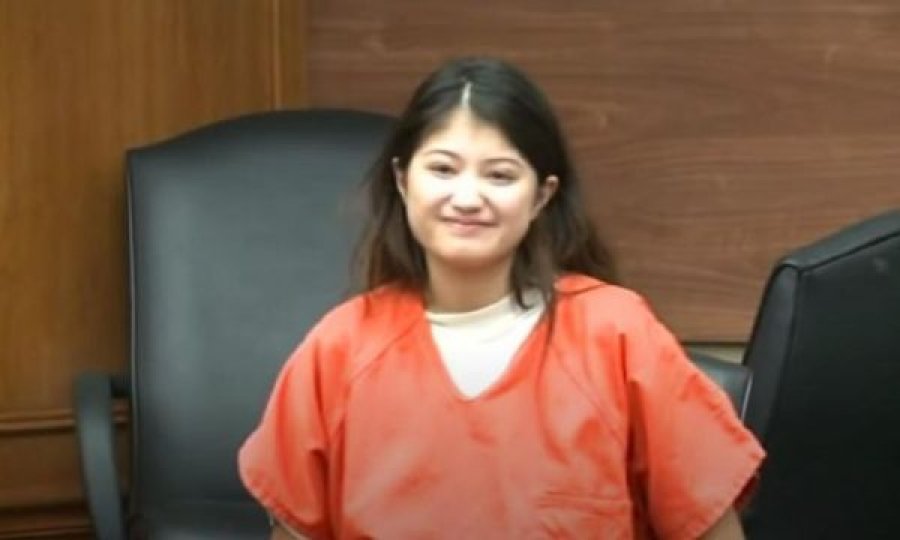 Goditi nënën 151 herë me thikë, videoja e 25-vjeçares në gjykatë pushton rrjetet sociale