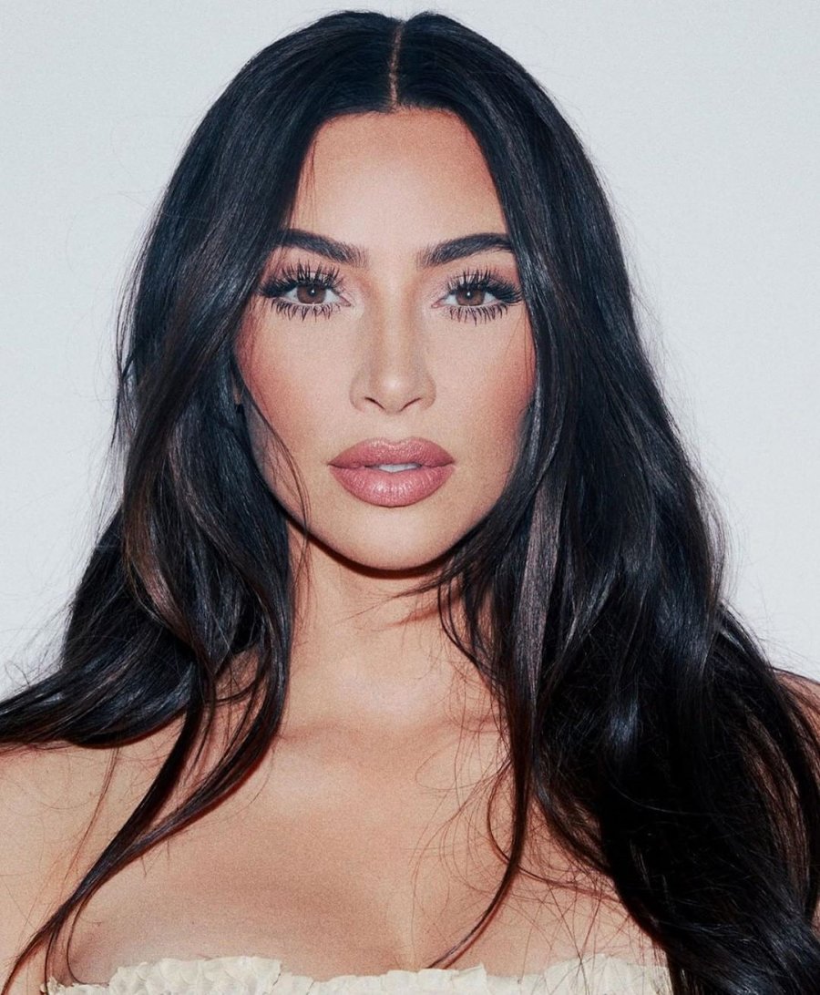 Kim Kardashian tregon njëherë e mirë pse duket sikur ka 6 gishta në njërën këmbë dhe nuk është punë photoshop-i