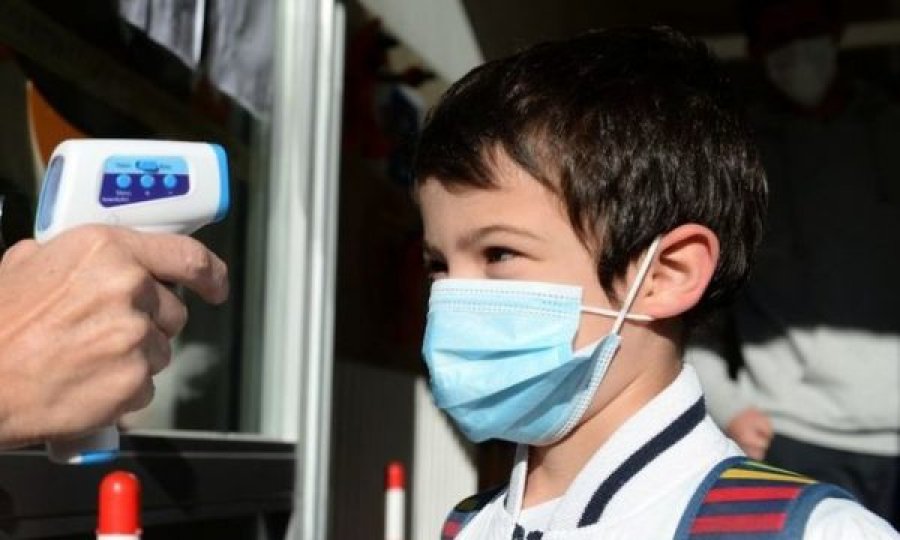 Ministria e Arsimit: Maskat nuk do të sigurohen nga vetë nxënësit