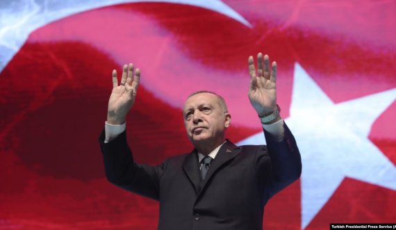 Erdogani i padit redaktorët e gazetës greke për shkak se vendosën një titull kundër tij