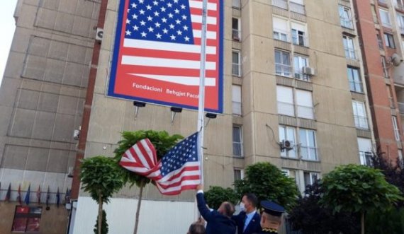 Me ndezje të alarmit dhe ngritje të flamurit amerikan, në Kosovë kujtohen viktimat e sulmit të 11 shtatorit