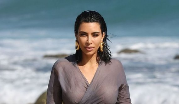Me bikini dhe këmishë transparente, Kim ekspozon gjoksin bombastik