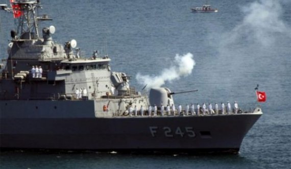 Turqia çon anijet luftarake pranë Rodosit – Greqia në alarm, i kërkon ndihmë urgjente Francës
