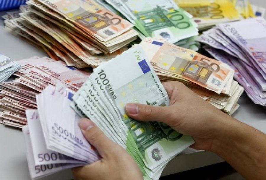 Zyrtari i Kosovës që merr 7 paga në muaj (Dukument)