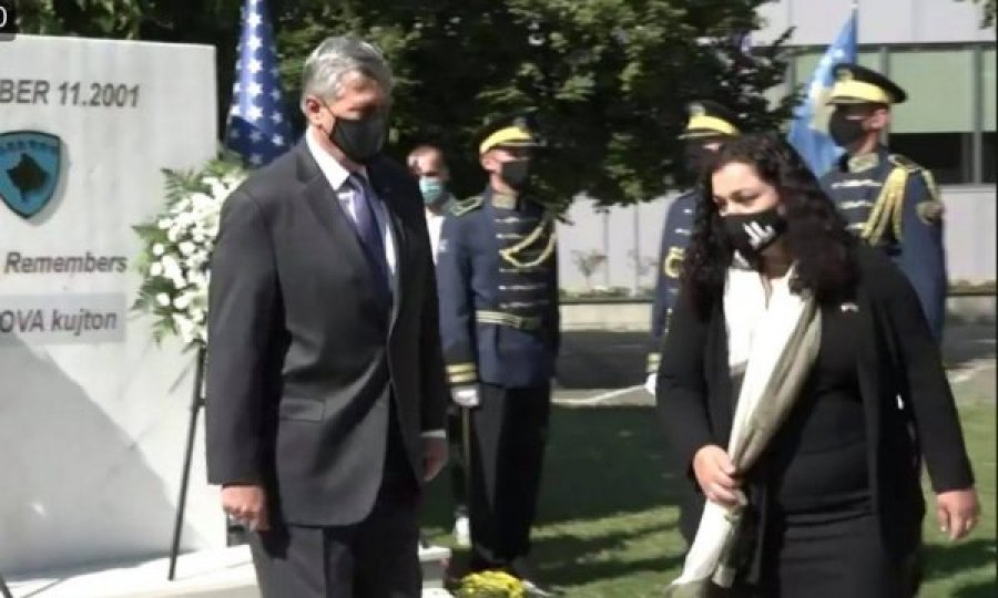 Osmani e Kosnett nderojnë viktimat e 11 shtatorit, vendosin kurora me lule te pllaka përkujtimore