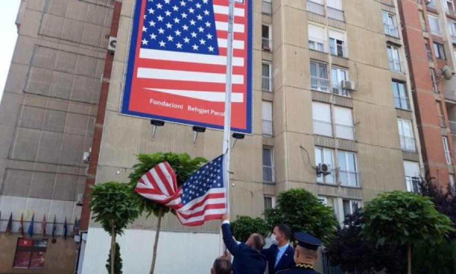 Me ndezje të alarmit dhe ngritje të flamurit amerikan, në Kosovë kujtohen viktimat e sulmit të 11 shtatorit