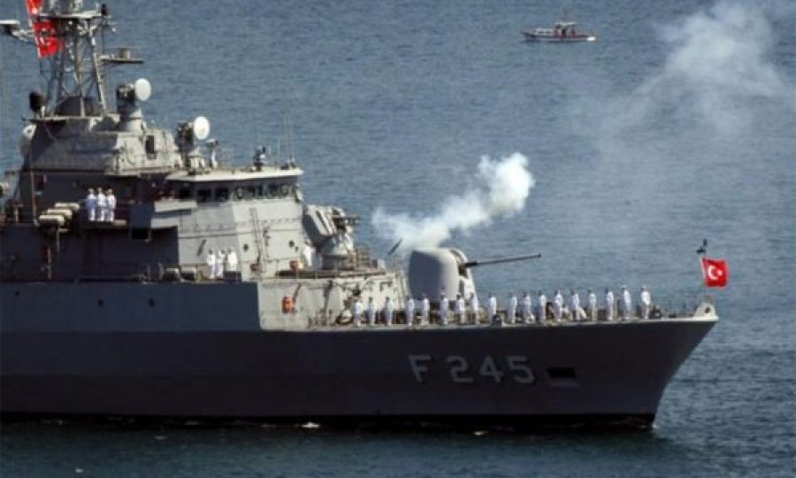 Turqia çon anijet luftarake pranë Rodosit – Greqia në alarm, i kërkon ndihmë urgjente Francës