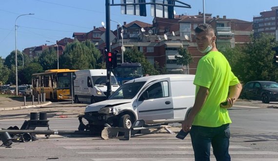 Vetaksident në Prishtinë, godet semaforin