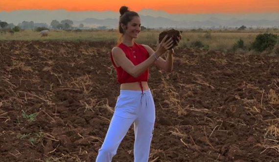 “Kjo është toka ime”- Modelja shqiptare Emina Cunmulaj kthehet në atdhe dhe mban një grusht me dhe’: S’ka si vendi yt