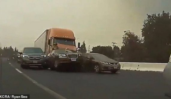 Aksidenti i frikshëm/ Traileri me shpejtësi merr përpara 11 makina në autostradë, 1 i vdekur