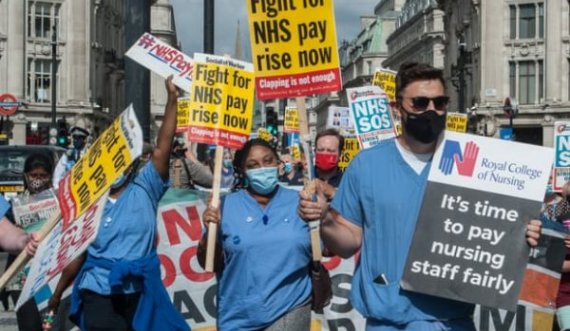 Mjekët protestojnë në Londër, kërkojnë rritje pagash