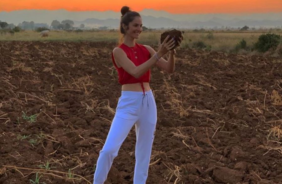 “Kjo është toka ime”- Modelja shqiptare Emina Cunmulaj kthehet në atdhe dhe mban një grusht me dhe’: S’ka si vendi yt