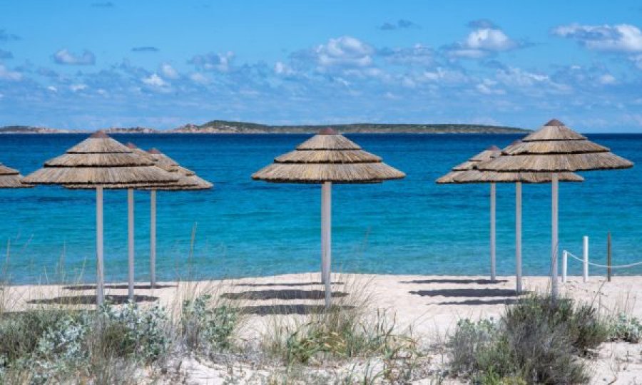 Turisti gjobitet me 1 mijë euro pse mori rërë nga ishulli 