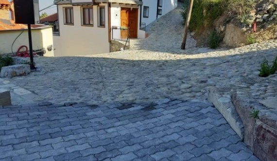 Shëmtohen me kabëza betoni rrugët e Kalasë së Prizrenit
