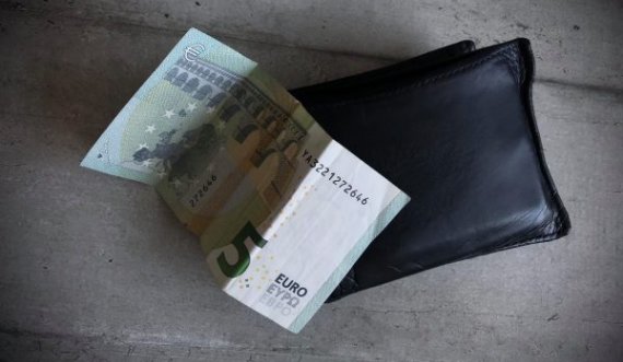 Nën kërcënimin e armës ish-bashkëshorti ia merr telefonin dhe kuletën me 5 euro