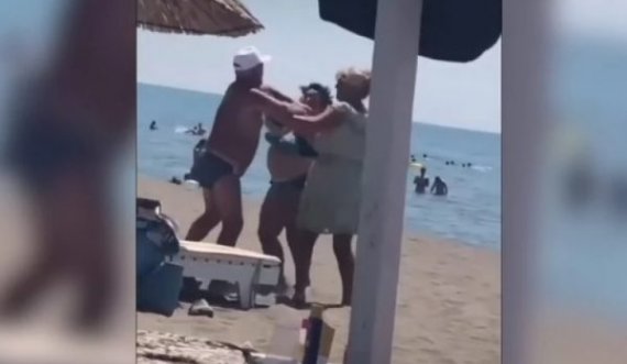 Rrahje mes një gruaje dhe një burri në një plazh të Malit të Zi - bëhen 'horë'