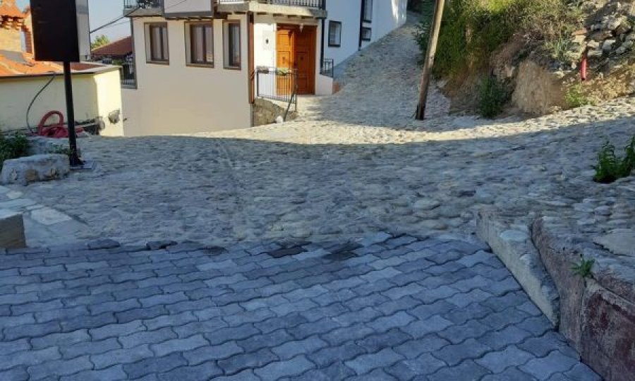 Shëmtohen me kabëza betoni rrugët e Kalasë së Prizrenit